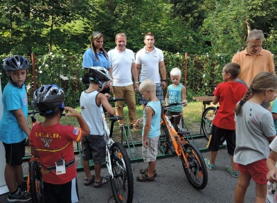 Malí cyklisté mají silniční pravidla v malíku