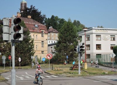 Malí cyklisté mají silniční pravidla v malíku