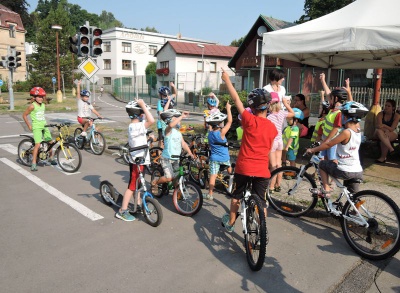 Malí cyklisté mají silniční pravidla v malíku