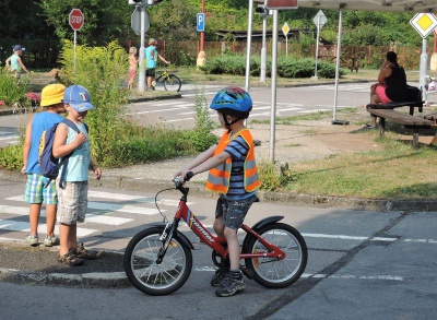 Malí cyklisté mají silniční pravidla v malíku