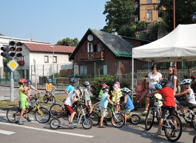 Malí cyklisté mají silniční pravidla v malíku