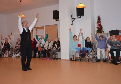 Pavel Svoboda předal šek na tančení seniorů