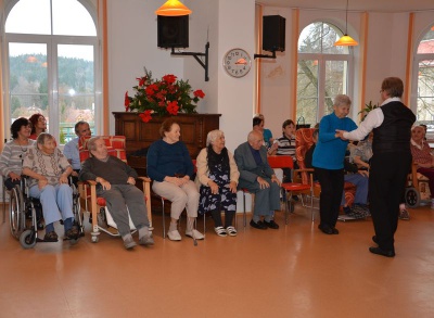 Pavel Svoboda předal šek na tančení seniorů