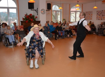 Pavel Svoboda předal šek na tančení seniorů