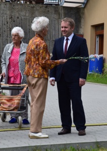 Ke Dni matek popřál seniorkám kmen malých Indiánů z Jablonce