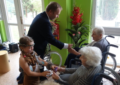 Ke Dni matek popřál seniorkám kmen malých Indiánů z Jablonce