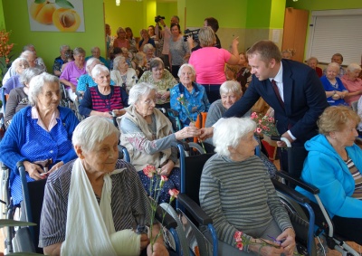 Ke Dni matek popřál seniorkám kmen malých Indiánů z Jablonce