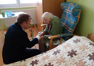 Ke Dni matek popřál seniorkám kmen malých Indiánů z Jablonce