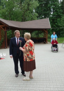 Ke Dni matek popřál seniorkám kmen malých Indiánů z Jablonce