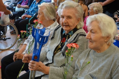 Ke Dni matek popřál seniorkám kmen malých Indiánů z Jablonce