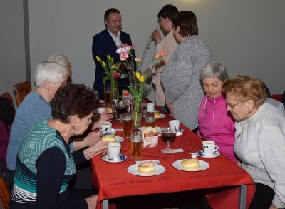 Náměstek hejtmana popřál k MDŽ v Jablonci více než stovce žen