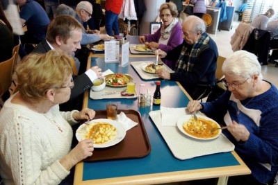 Jabloneční senioři si pochvalovali jídelnu Krajského úřadu