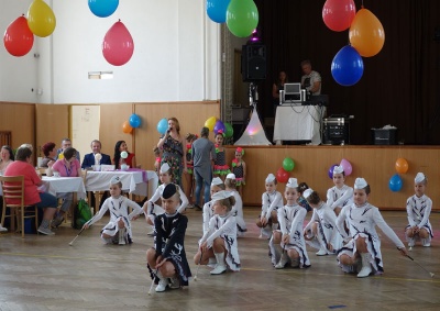 Písničkami a tancem přivítali klienti krajských domovů jaro