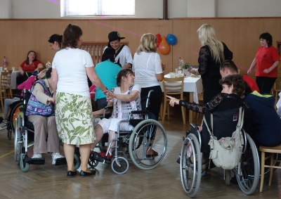 Písničkami a tancem přivítali klienti krajských domovů jaro