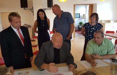 Vedení Kraje diskutovalo s občany o stavbě domova v Jabloneckých Pasekách