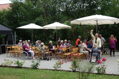 Posluchač rozhlasu splnil seniorce přání. Nadělil jí koncert Václava Neckáře