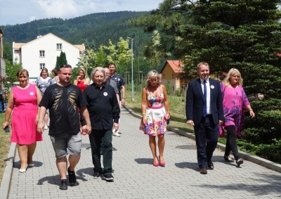 Posluchač rozhlasu splnil seniorce přání. Nadělil jí koncert Václava Neckáře