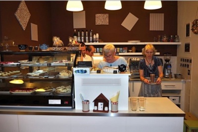 Kavárna Domov v Raspenavě, kde pečou dorty zdravotně postižení, oslavila první výročí
