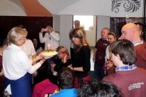 Kavárna Domov v Raspenavě, kde pečou dorty zdravotně postižení, oslavila první výročí