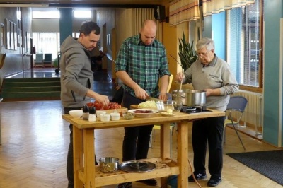Kluci v akci „vařili“ další díl v Domově důchodců v Rokytnici