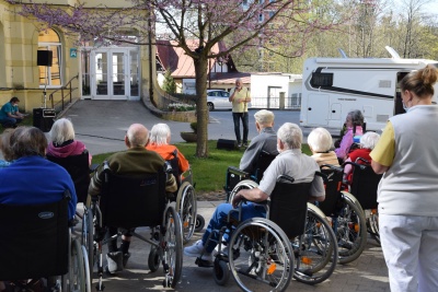 Dan Hůlka zpívá seniorům v domovech po celém kraji