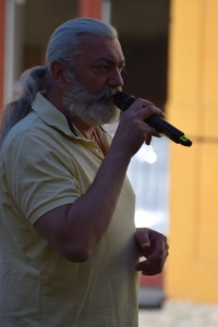 Dan Hůlka zpívá seniorům v domovech po celém kraji