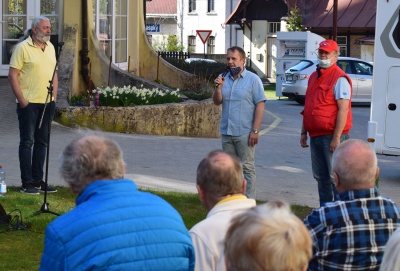 Dan Hůlka zpívá seniorům v domovech po celém kraji