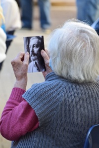 Dan Hůlka zpívá seniorům v domovech po celém kraji