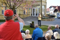 Dan Hůlka zpívá seniorům v domovech po celém kraji