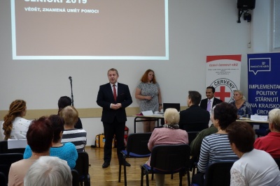 Na konferenci pokřtili příručku první pomoci pro seniory
