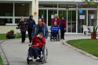 Nevlídné počasí přesunulo Zahradní slavnost pod střechu