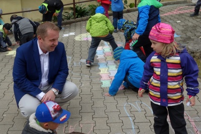 Nevlídné počasí přesunulo Zahradní slavnost pod střechu