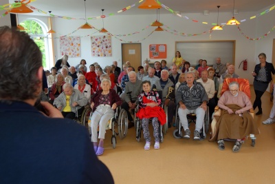 Nevlídné počasí přesunulo Zahradní slavnost pod střechu