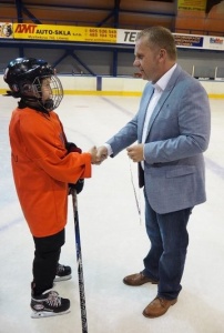 Náměstek Svoboda předával medaile hráčům hokejové školy