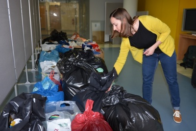 Starším oblečením pro sociálně slabé naplnili úředníci jednu velkou dodávku