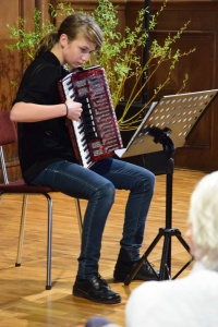 Děti ze ZUŠ zahrály seniorkám z Jablonce ke Dni matek