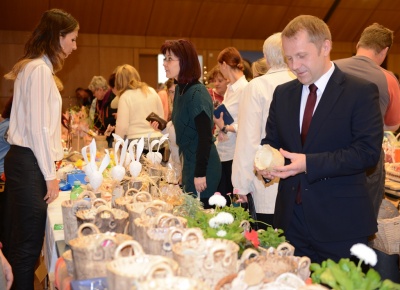 Květina se dá vytvořit i z krabičky na vajíčka. To předvedly letošní trhy