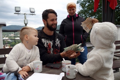 K penězům z benefice přidal náměstek Svoboda pohádkovou tapetu