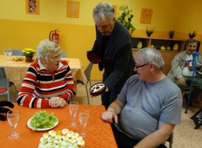 V domově seniorů otevřeli minihřiště pro děti