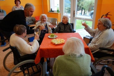 V domově seniorů otevřeli minihřiště pro děti