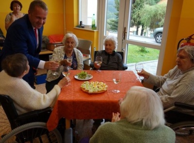 V domově seniorů otevřeli minihřiště pro děti