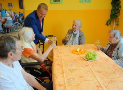 V domově seniorů otevřeli minihřiště pro děti