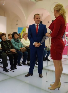 Módní přehlídka propojila výbušnost mládí s elegancí dříve narozených