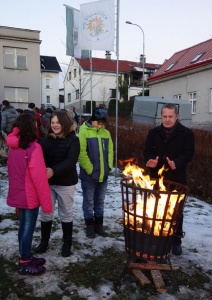 Do mateřské školy vkráčel živý velbloud. Přivezl jednoho ze Tří králů